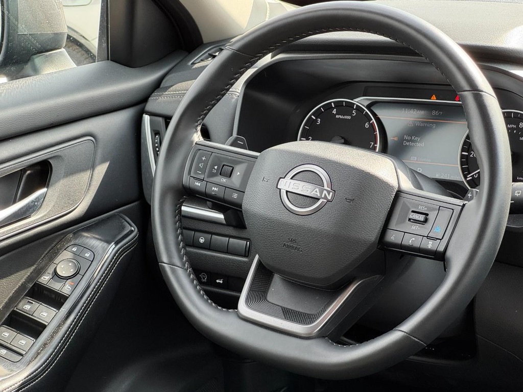 Nissan Rogue Vehicle Full-screen Gallery Image 14