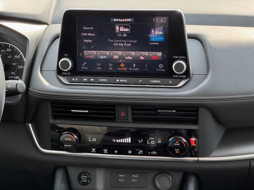 Nissan Rogue Vehicle Full-screen Gallery Image 15