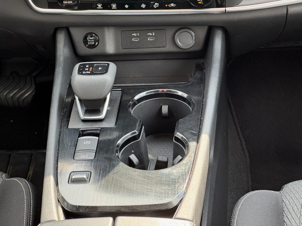 Nissan Rogue Vehicle Full-screen Gallery Image 16
