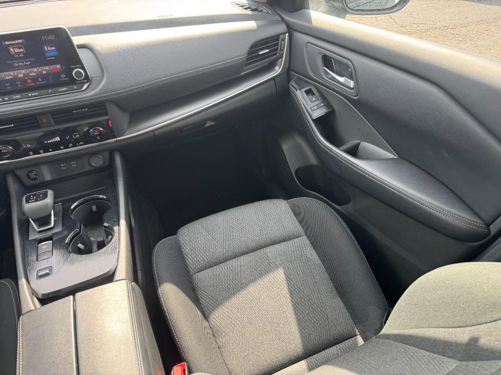 Nissan Rogue Vehicle Full-screen Gallery Image 17
