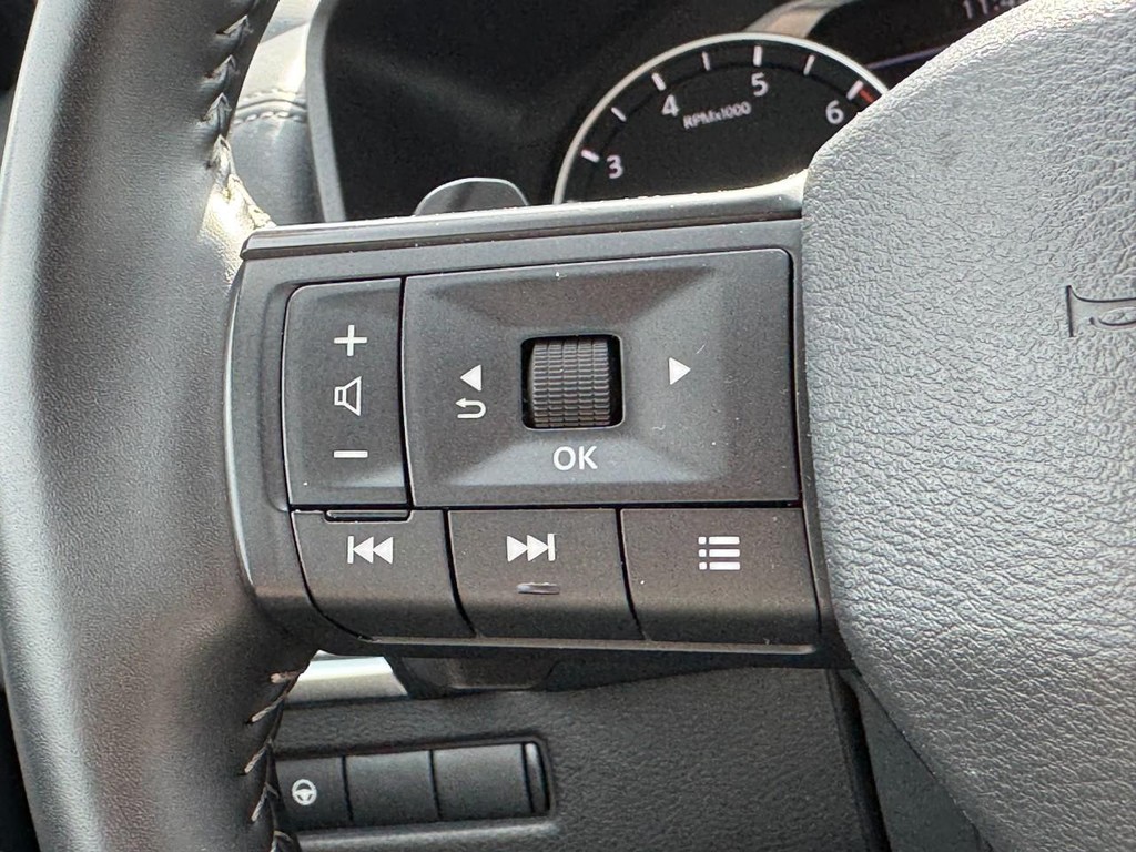 Nissan Rogue Vehicle Full-screen Gallery Image 18