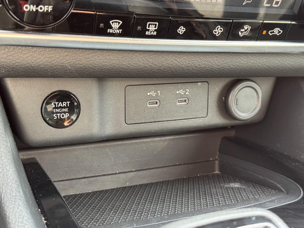 Nissan Rogue Vehicle Full-screen Gallery Image 22