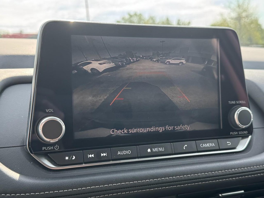 Nissan Rogue Vehicle Full-screen Gallery Image 23