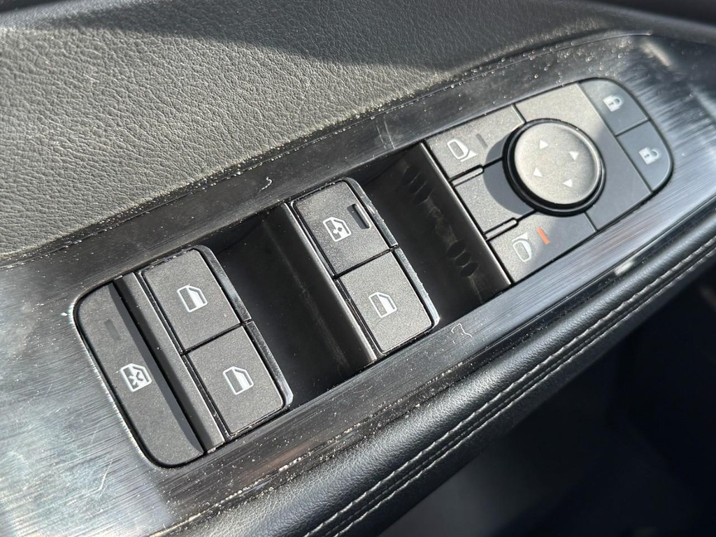 Nissan Rogue Vehicle Full-screen Gallery Image 24