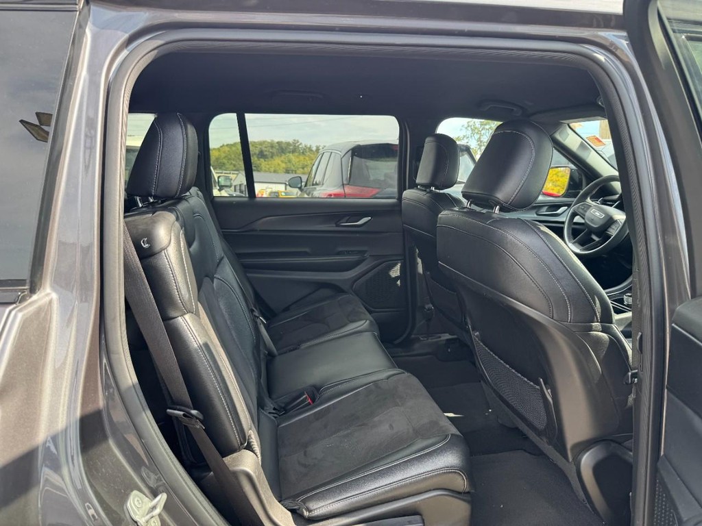 Jeep Grand Cherokee L Vehicle Full-screen Gallery Image 12
