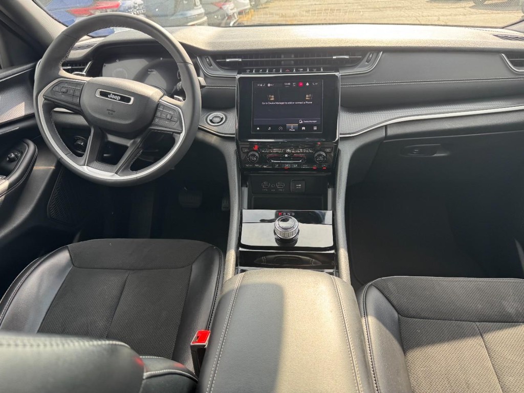 Jeep Grand Cherokee L Vehicle Full-screen Gallery Image 13