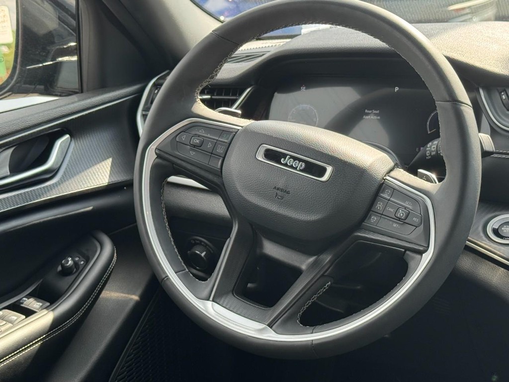 Jeep Grand Cherokee L Vehicle Full-screen Gallery Image 14
