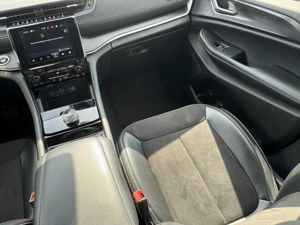 Jeep Grand Cherokee L Vehicle Full-screen Gallery Image 17