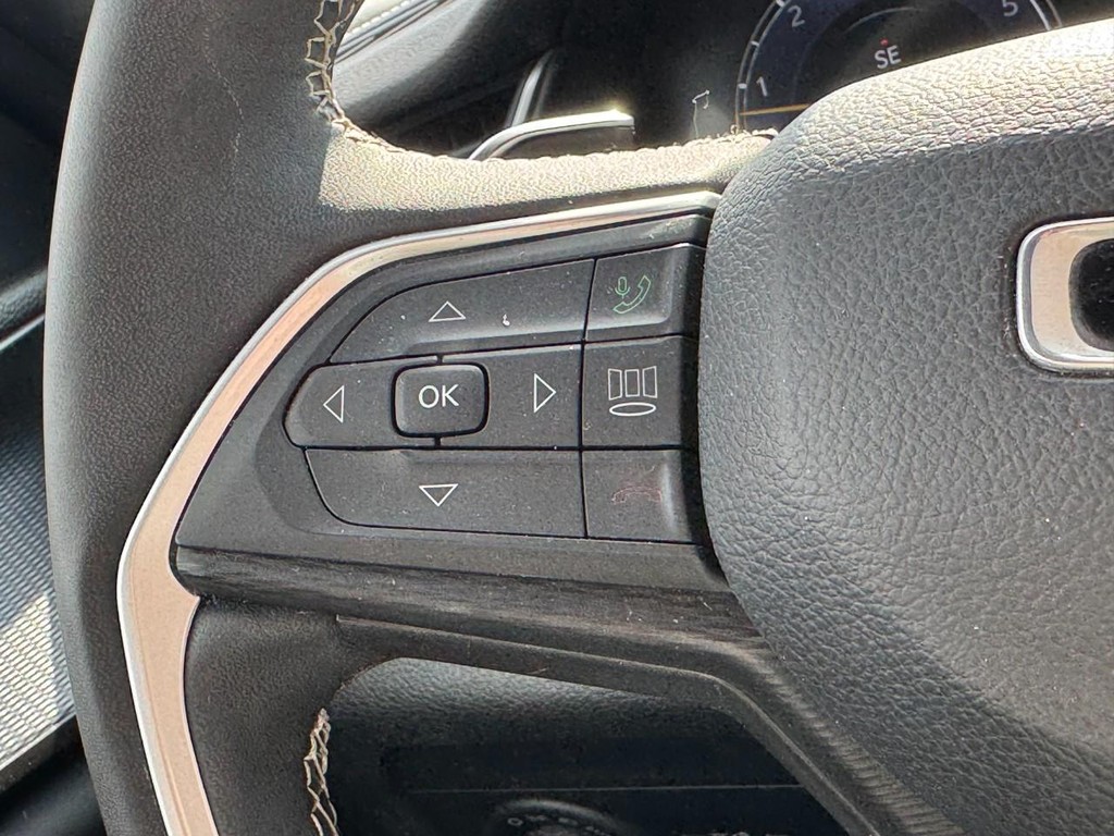 Jeep Grand Cherokee L Vehicle Full-screen Gallery Image 18