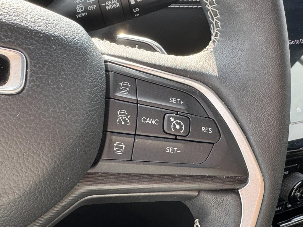 Jeep Grand Cherokee L Vehicle Full-screen Gallery Image 19