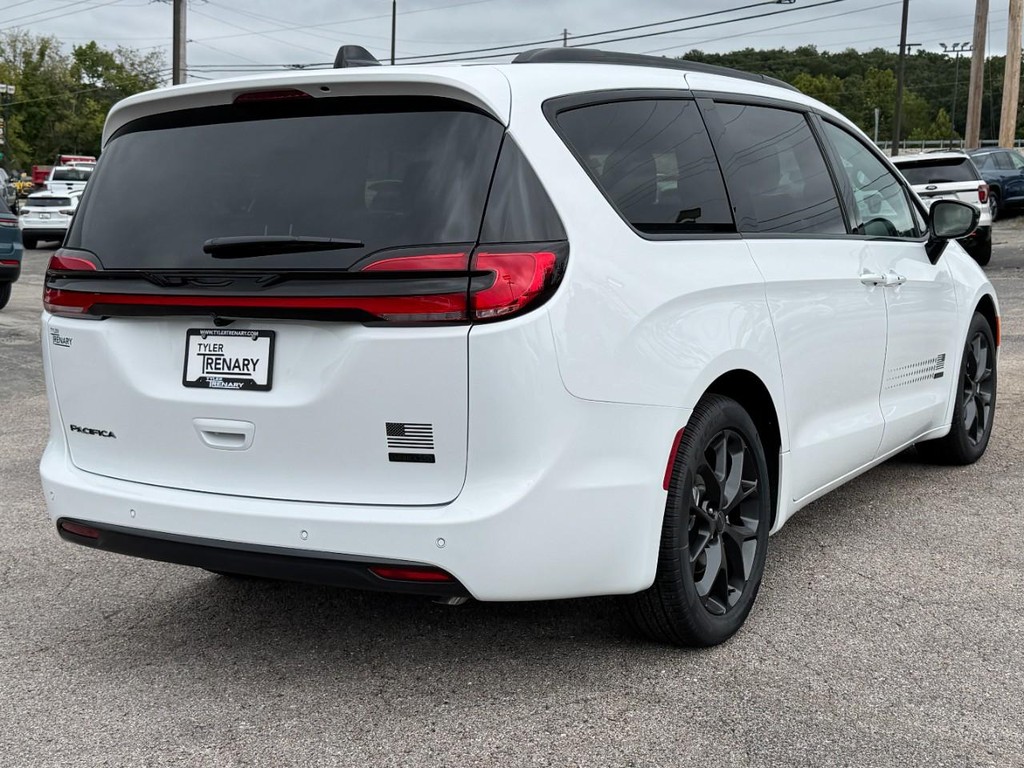Chrysler Pacifica Vehicle Full-screen Gallery Image 04