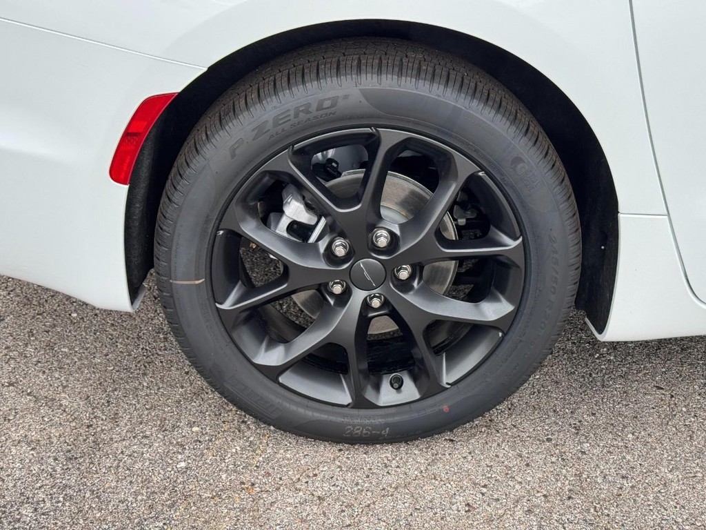 Chrysler Pacifica Vehicle Full-screen Gallery Image 05