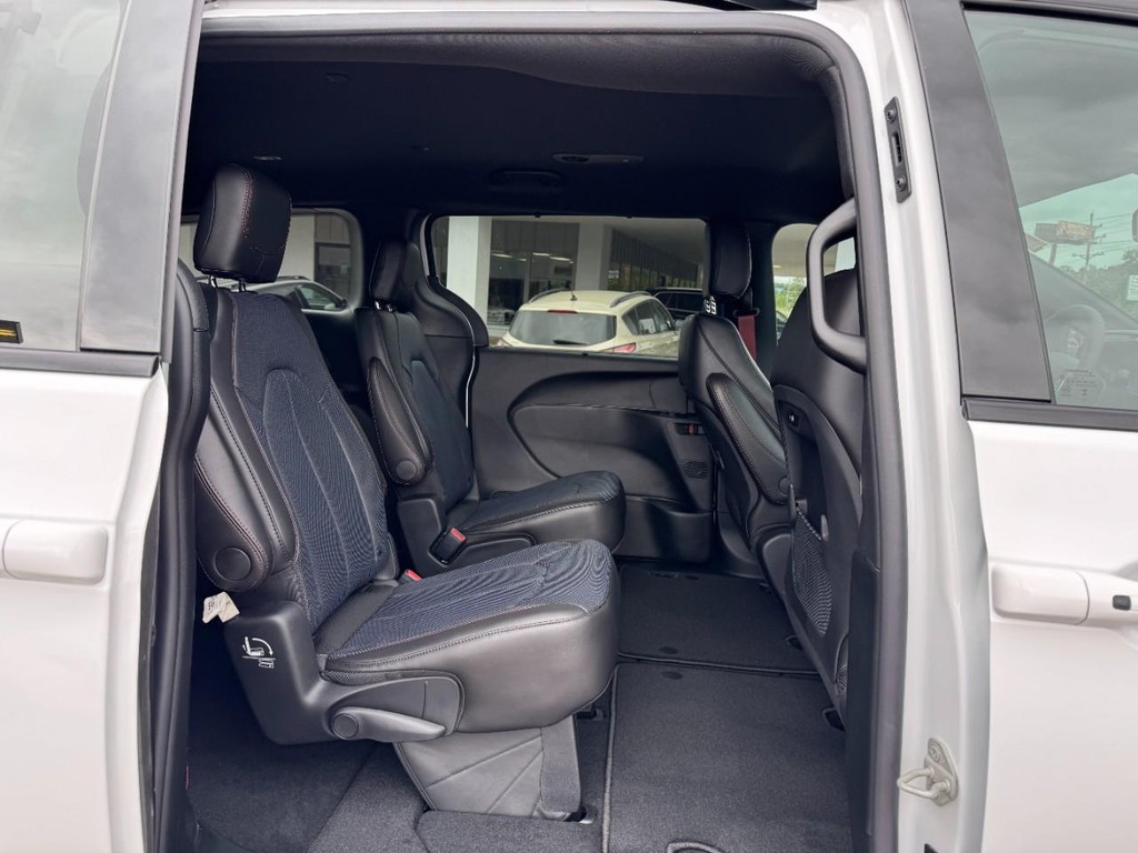 Chrysler Pacifica Vehicle Full-screen Gallery Image 06