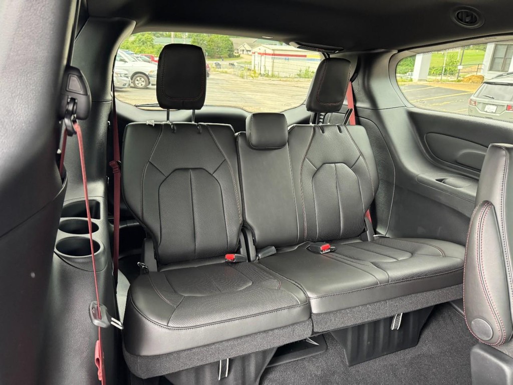 Chrysler Pacifica Vehicle Full-screen Gallery Image 07