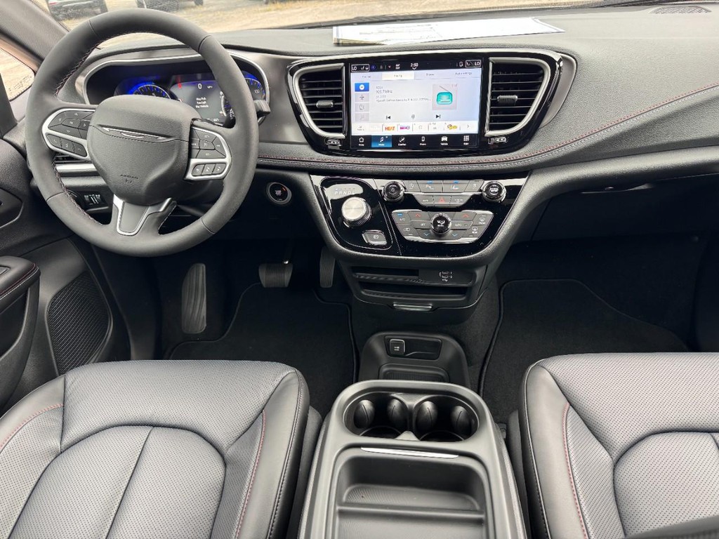 Chrysler Pacifica Vehicle Full-screen Gallery Image 09