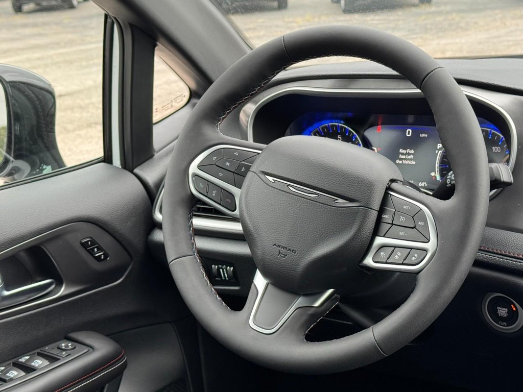 Chrysler Pacifica Vehicle Full-screen Gallery Image 10