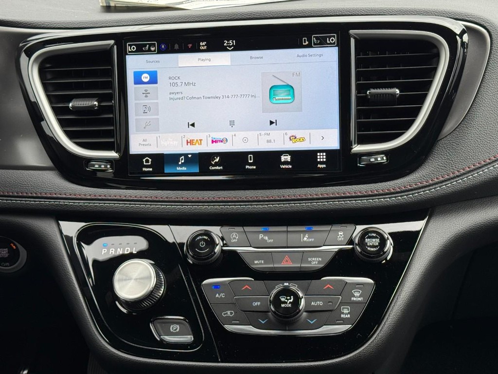 Chrysler Pacifica Vehicle Full-screen Gallery Image 11