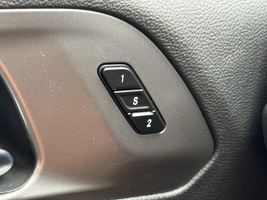 Chrysler Pacifica Vehicle Full-screen Gallery Image 13