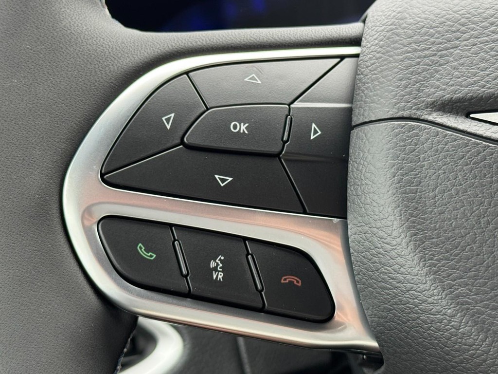 Chrysler Pacifica Vehicle Full-screen Gallery Image 14
