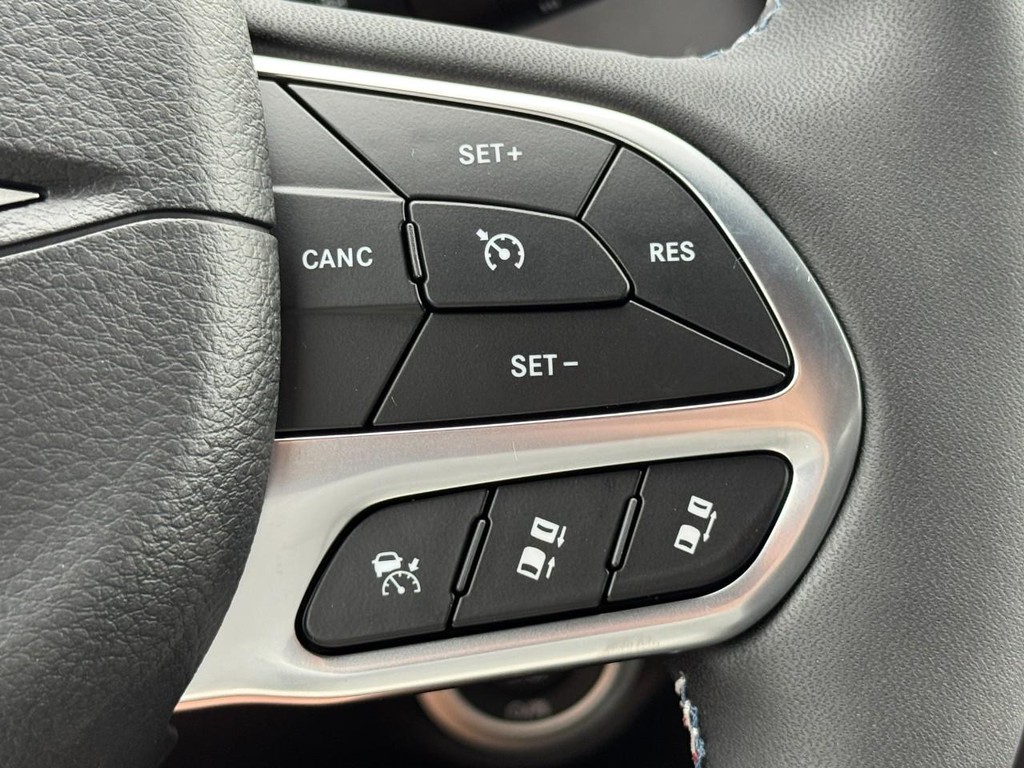 Chrysler Pacifica Vehicle Full-screen Gallery Image 15