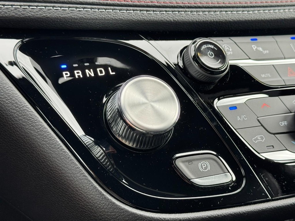 Chrysler Pacifica Vehicle Full-screen Gallery Image 16