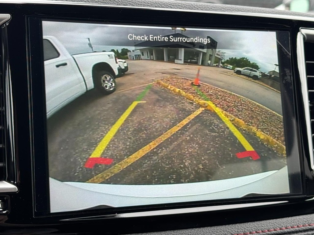 Chrysler Pacifica Vehicle Full-screen Gallery Image 18