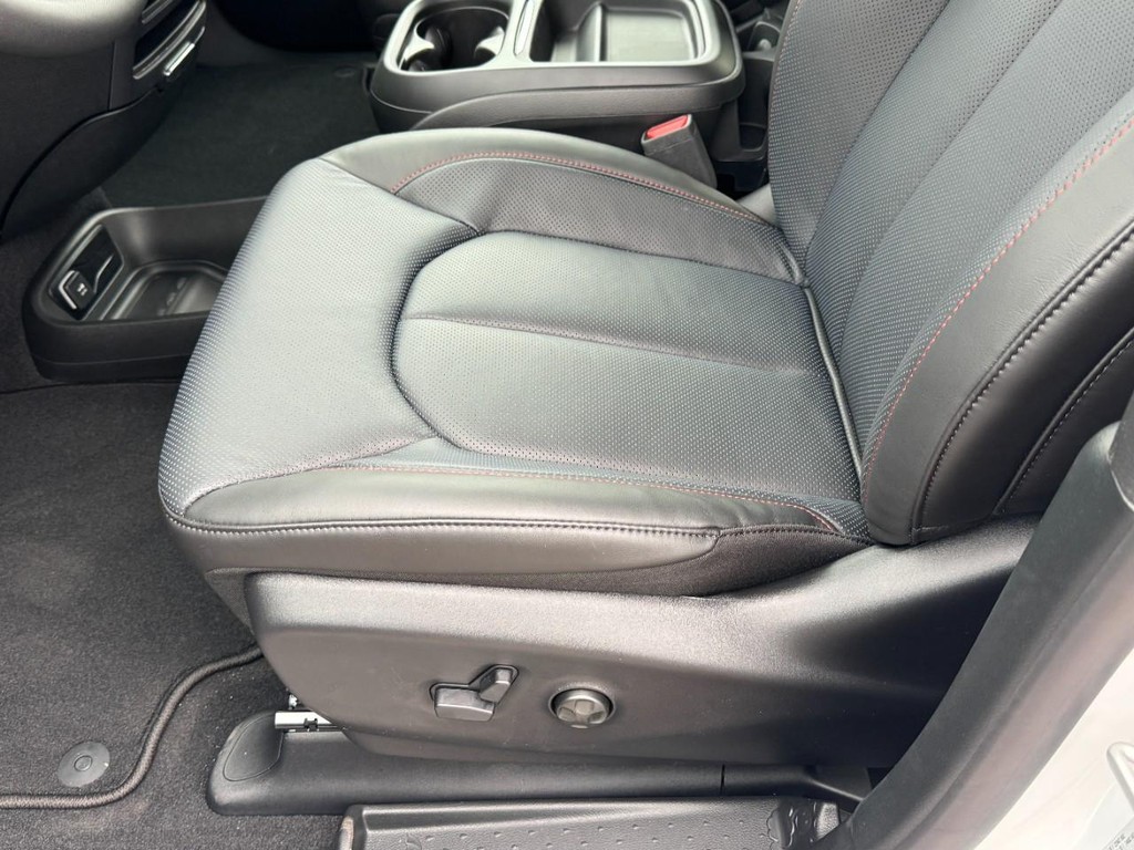 Chrysler Pacifica Vehicle Full-screen Gallery Image 19
