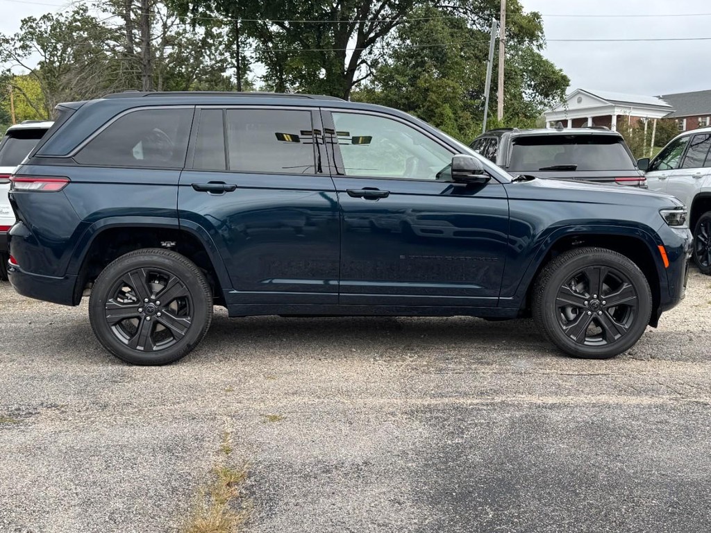 Jeep Grand Cherokee Vehicle Full-screen Gallery Image 02
