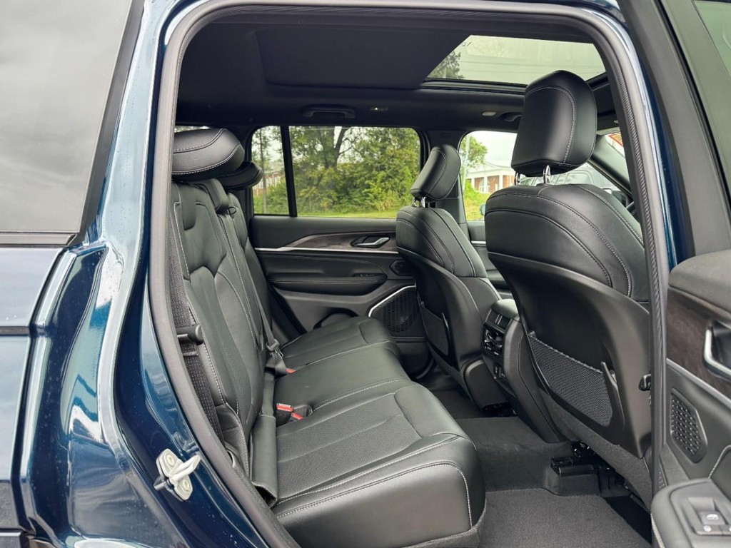 Jeep Grand Cherokee Vehicle Full-screen Gallery Image 06