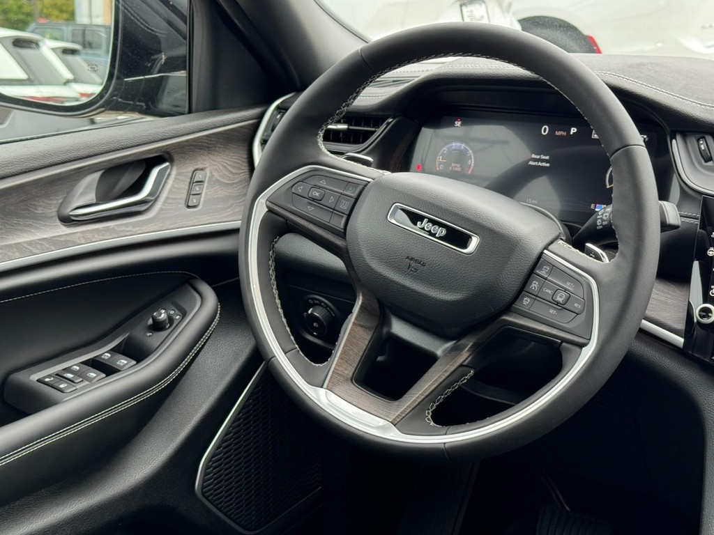 Jeep Grand Cherokee Vehicle Full-screen Gallery Image 09