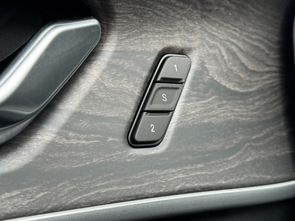 Jeep Grand Cherokee Vehicle Full-screen Gallery Image 12