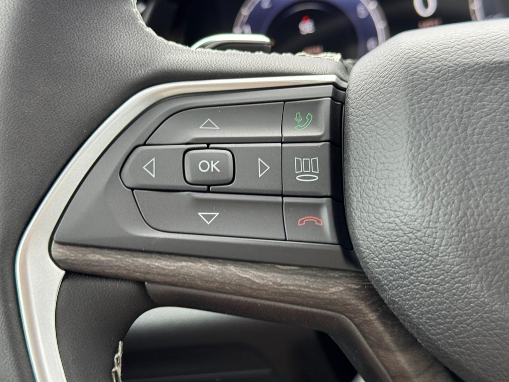 Jeep Grand Cherokee Vehicle Full-screen Gallery Image 13