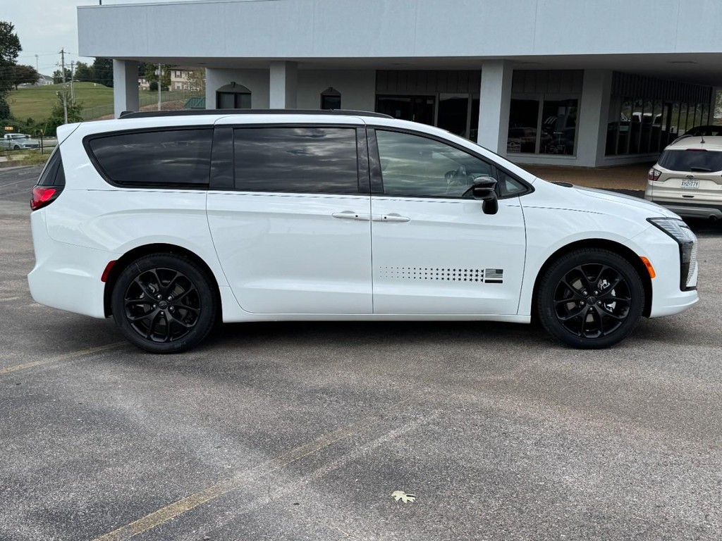 Chrysler Pacifica Vehicle Full-screen Gallery Image 02