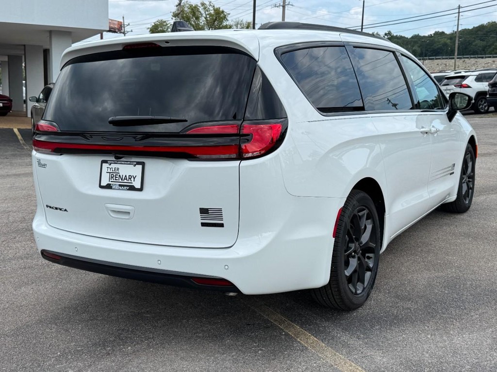 Chrysler Pacifica Vehicle Full-screen Gallery Image 04