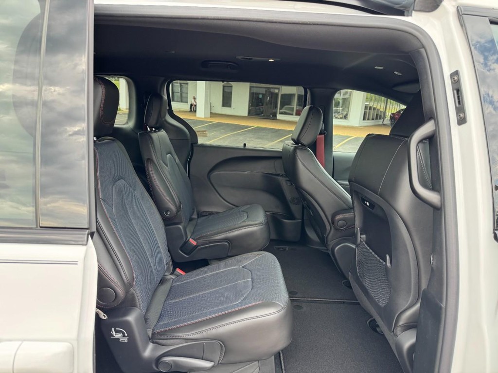 Chrysler Pacifica Vehicle Full-screen Gallery Image 06
