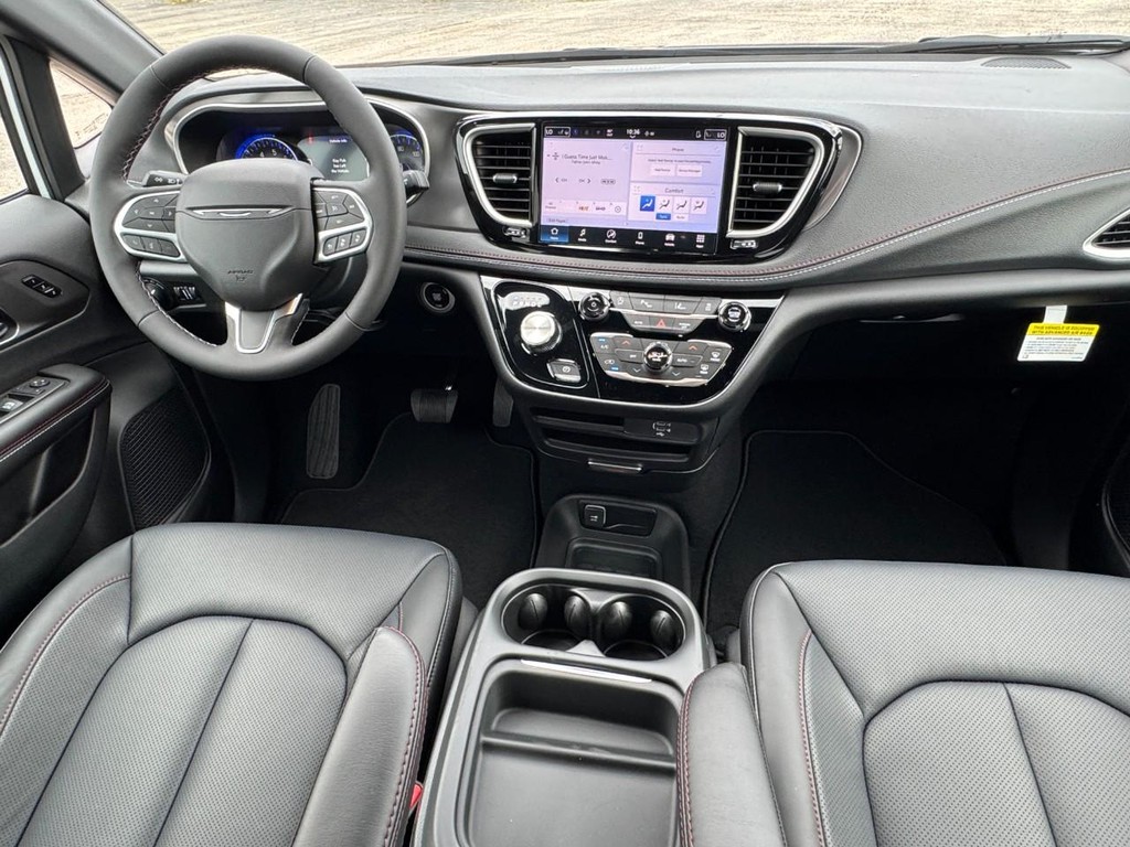 Chrysler Pacifica Vehicle Full-screen Gallery Image 09