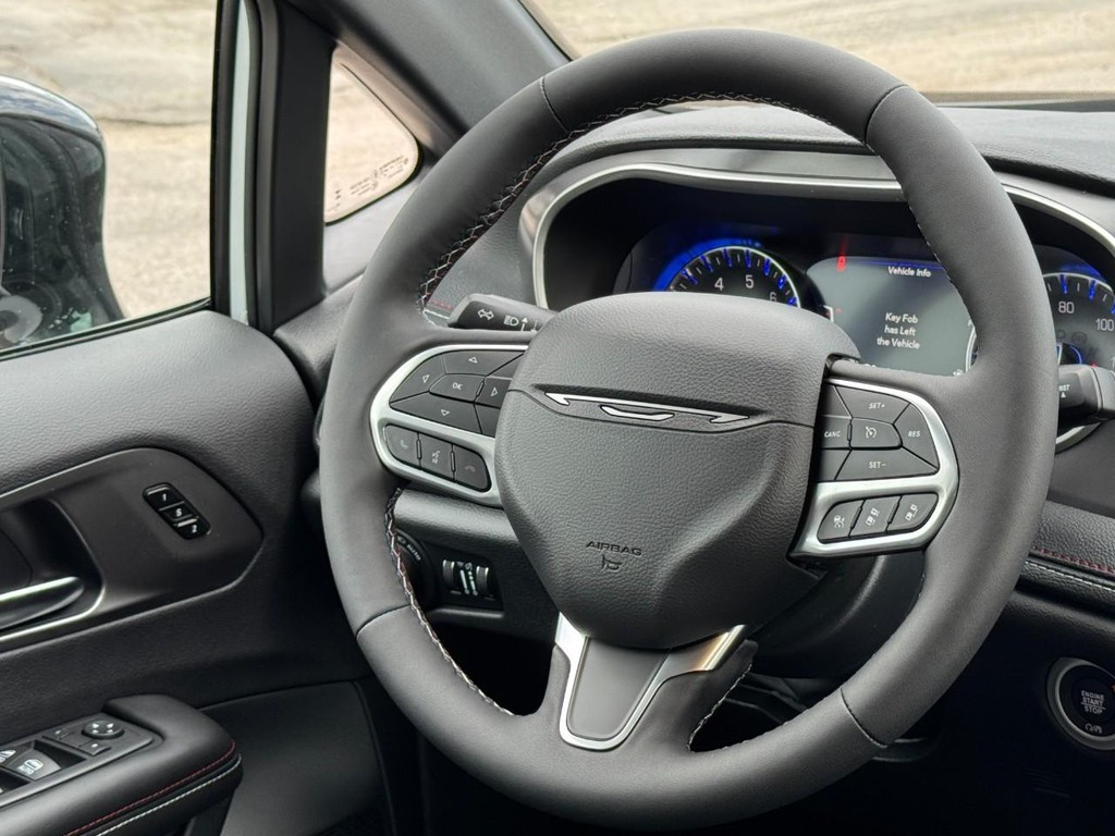 Chrysler Pacifica Vehicle Full-screen Gallery Image 10