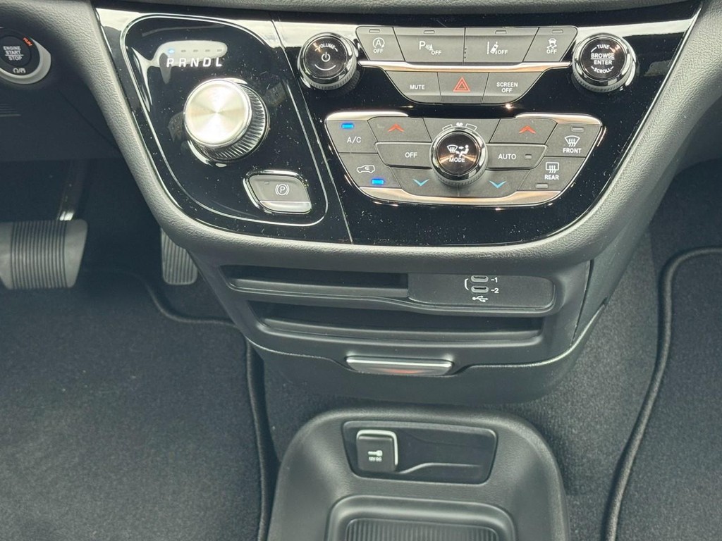Chrysler Pacifica Vehicle Full-screen Gallery Image 12