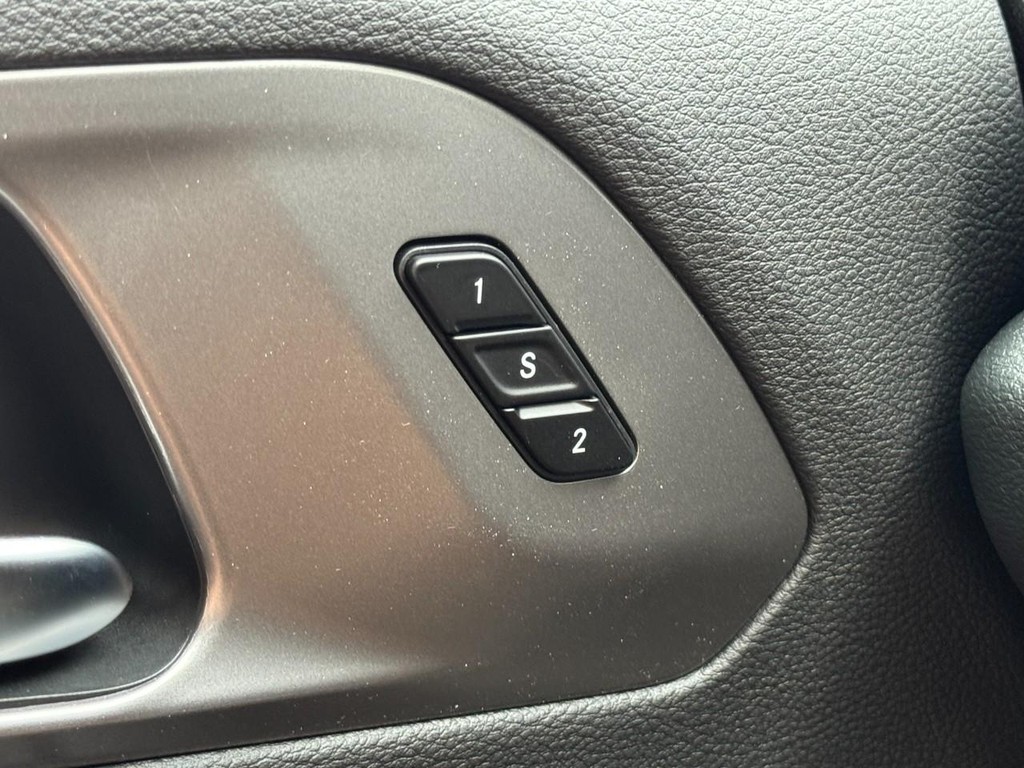 Chrysler Pacifica Vehicle Full-screen Gallery Image 13