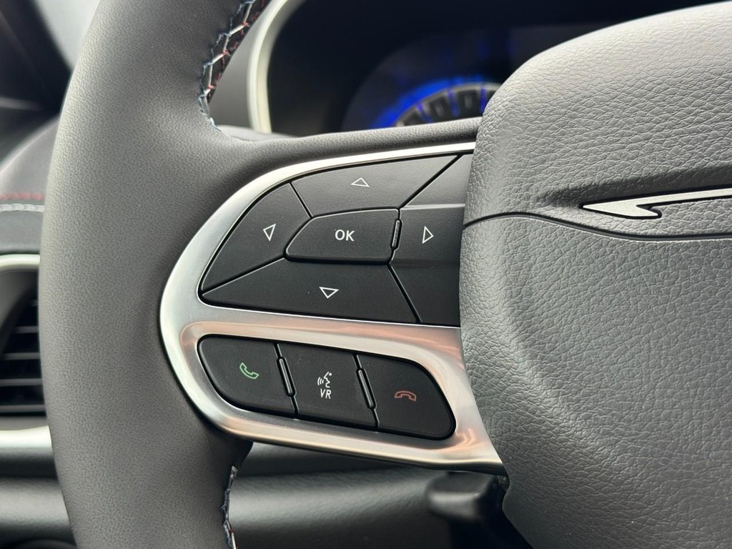 Chrysler Pacifica Vehicle Full-screen Gallery Image 14