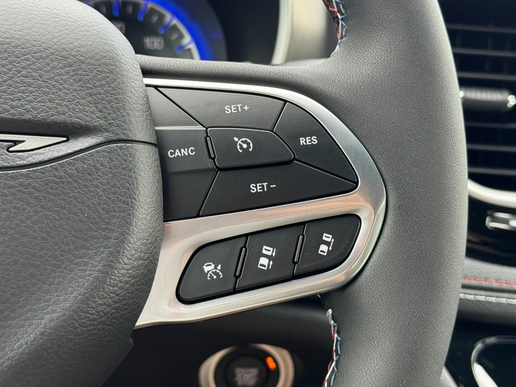 Chrysler Pacifica Vehicle Full-screen Gallery Image 15