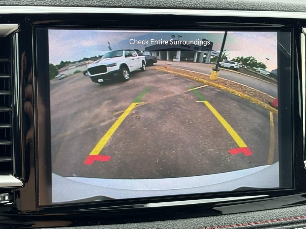 Chrysler Pacifica Vehicle Full-screen Gallery Image 17