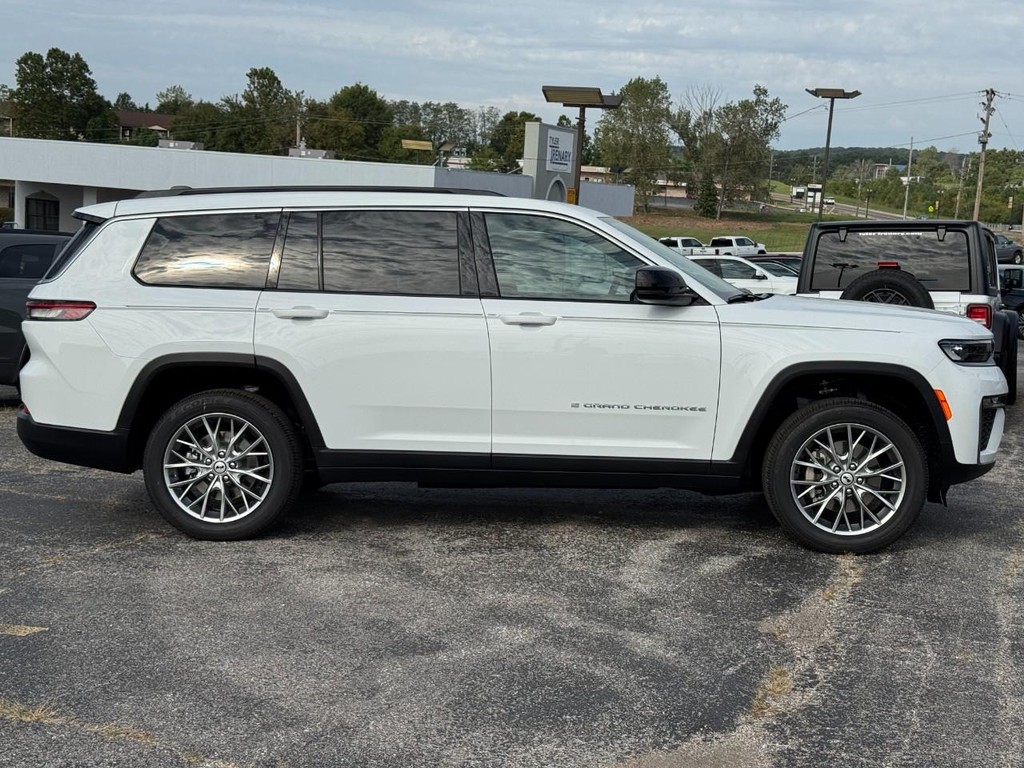 Jeep Grand Cherokee L Vehicle Full-screen Gallery Image 02