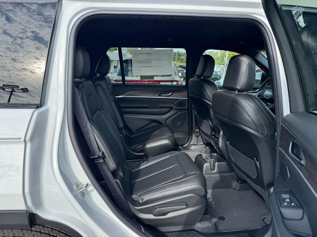 Jeep Grand Cherokee L Vehicle Full-screen Gallery Image 06