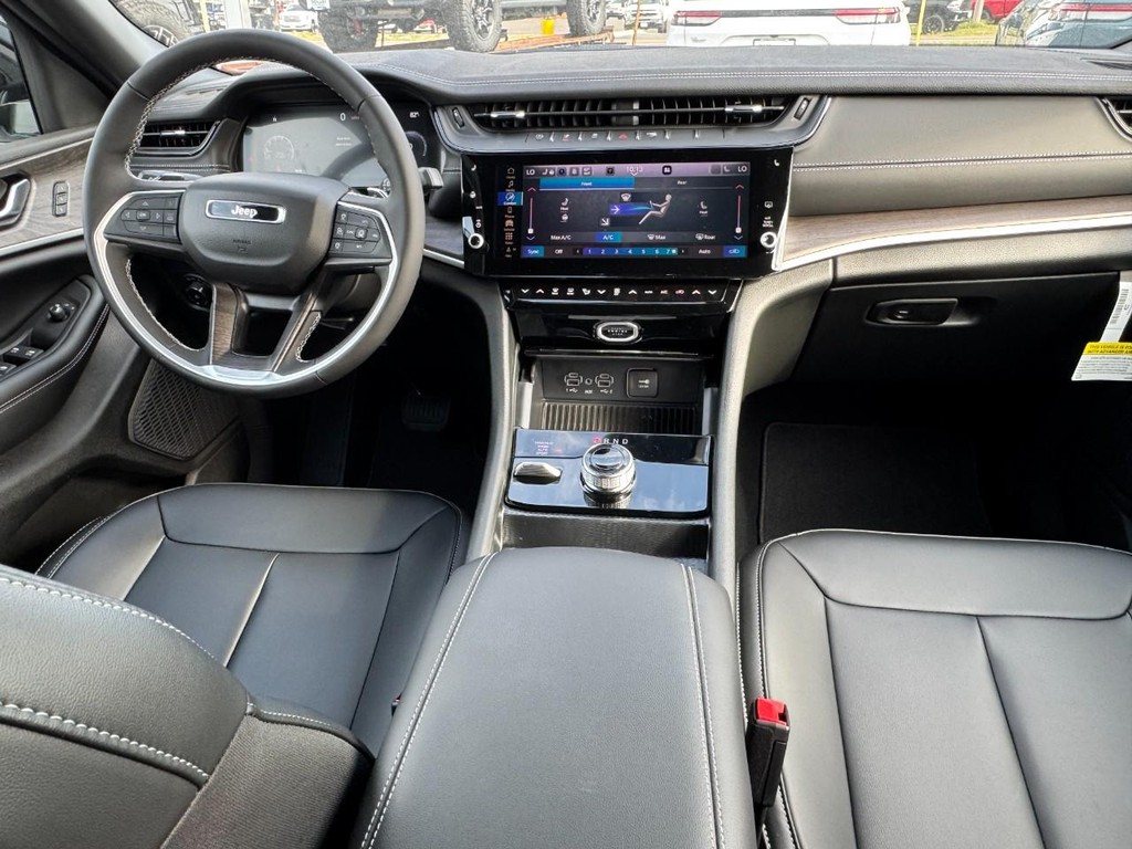 Jeep Grand Cherokee L Vehicle Full-screen Gallery Image 09