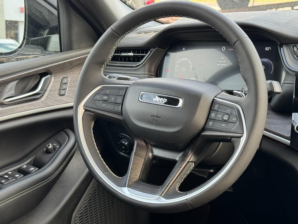 Jeep Grand Cherokee L Vehicle Full-screen Gallery Image 10