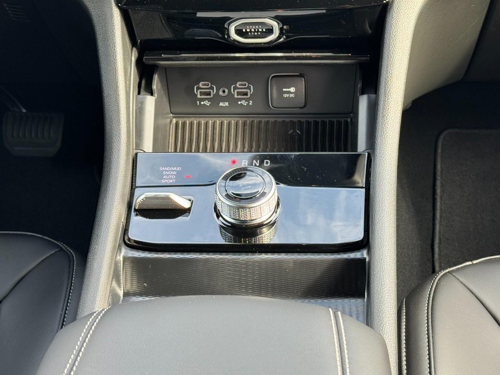 Jeep Grand Cherokee L Vehicle Full-screen Gallery Image 12