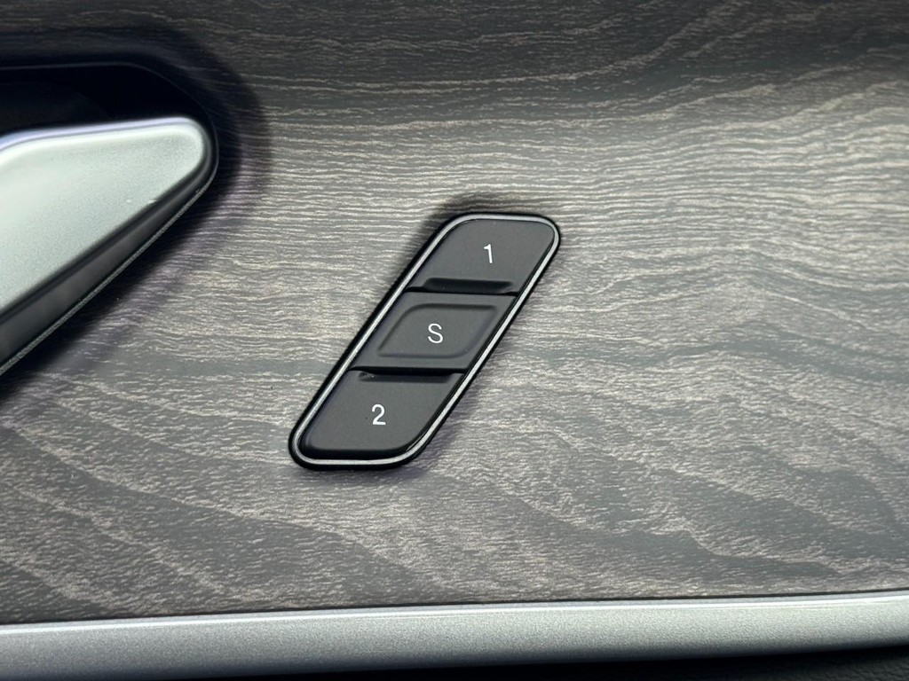 Jeep Grand Cherokee L Vehicle Full-screen Gallery Image 13
