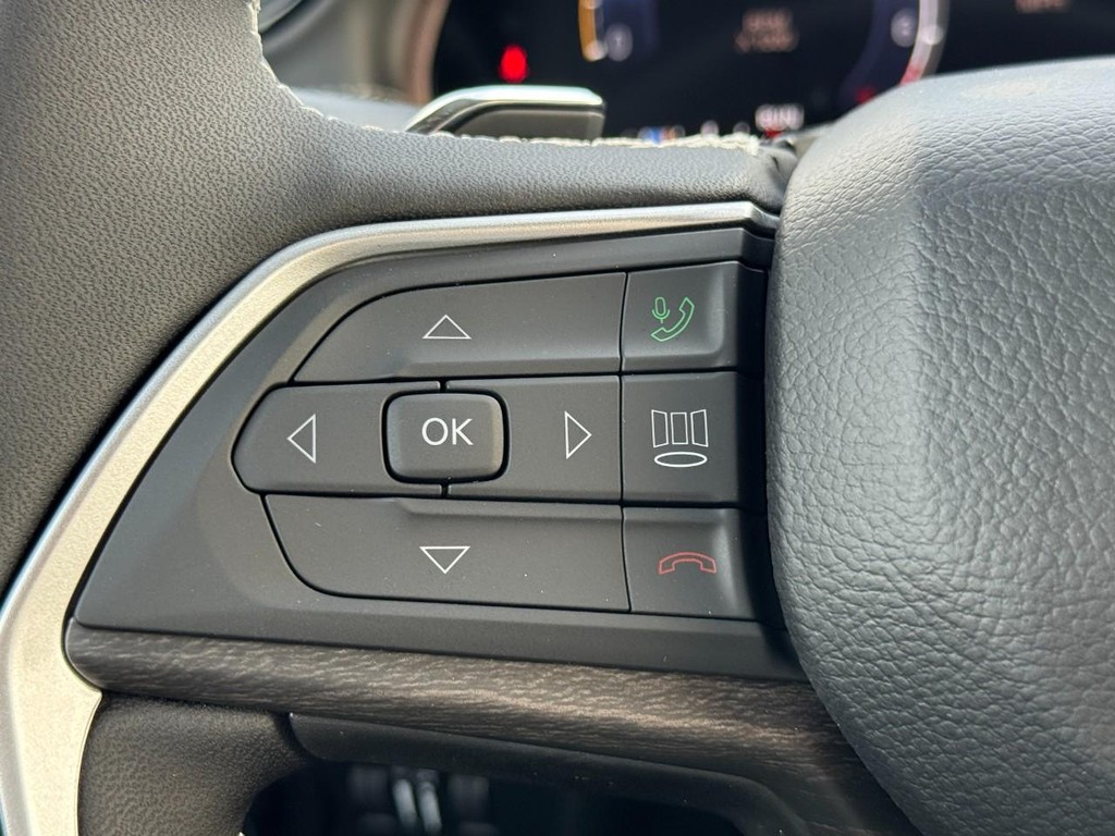 Jeep Grand Cherokee L Vehicle Full-screen Gallery Image 14