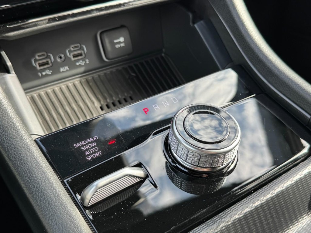 Jeep Grand Cherokee L Vehicle Full-screen Gallery Image 16